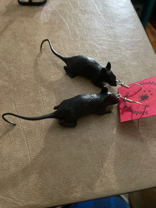 Earring - rat climbing