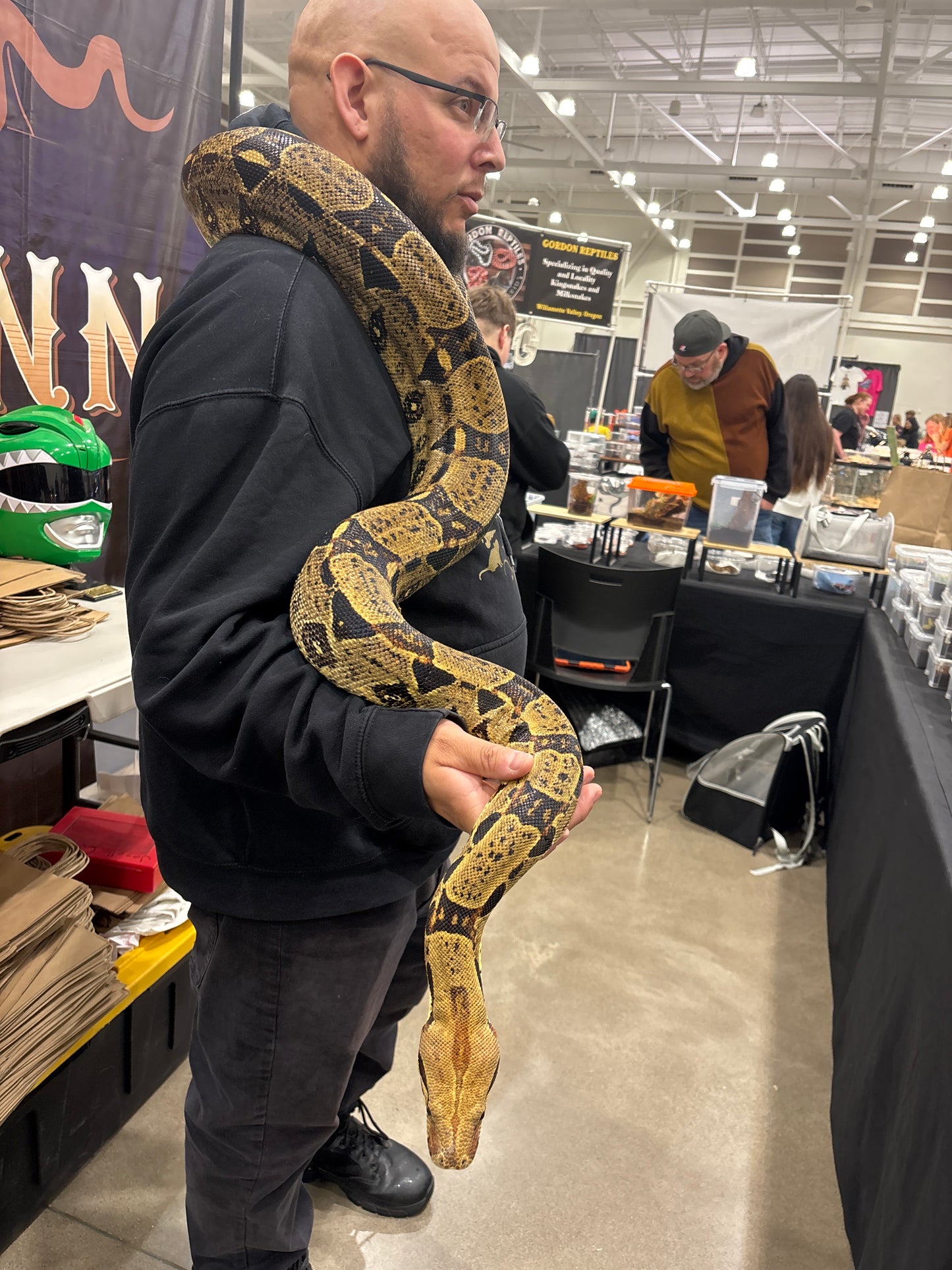 Snake LG holding/pic