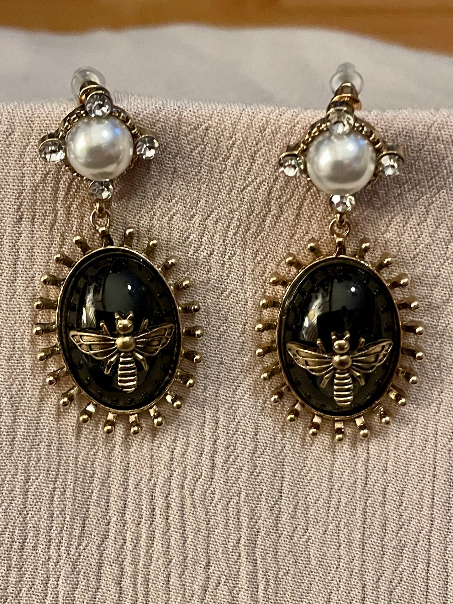 Earring - bee black stone
